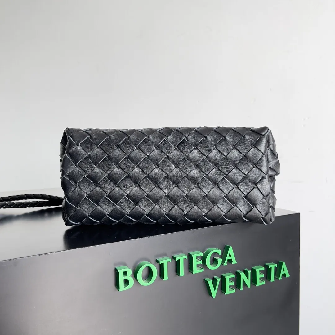 The 2023 new Andiamo batch of 1860 BV has been shipped‼ ️Really popular🔥The new Andiamo woven handbag launched by Bottega Veneta this season is really popular all over the world! ! Celebrities at home and abroad have worn it, and Oscar-winning actress Michelle Yeoh has taken it out on the street. Song Jia, Trai Yara, Yu Feihong, Sanji Ayaka, Rosie Hunting-Whiteley, Yoshioka Riho, etc. have all picked up this bag. It is classic and versatile, showing off its temperament, and the bag capacity is also large, which is very convenient for daily commuting! ! A variety of carrying methods, the shoulder straps can be adjusted by yourself, the original lambskin feels soft and delicate, and the neutral style is made to break gender boundaries and bring a more practical and longer-lasting use experience. Andiamo, which has both elegant and casual styles, perfectly interprets the true appearance of "fashionable old money style". Style number: 743568 Size: 25*22*10.5cm